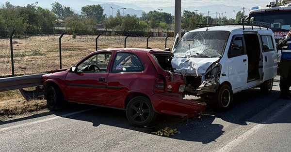 Choque de dos autos en Santa Elena.