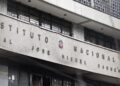 Artefacto incendiario estalla en la sala de profesores, intensificando la tensión en un nuevo incidente en el Instituto Nacional.