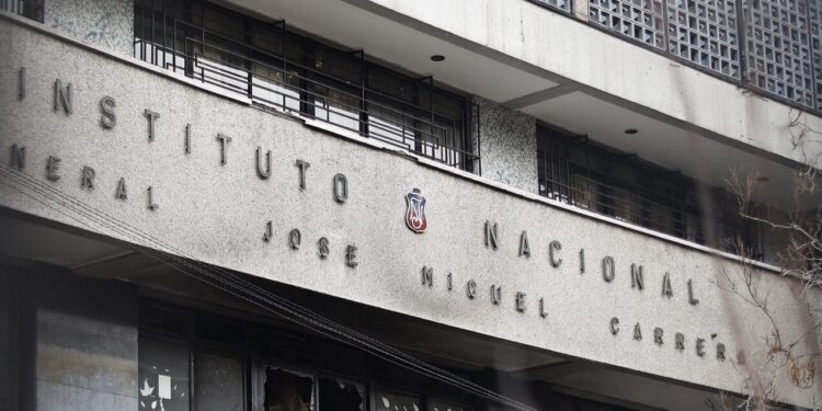 Artefacto incendiario estalla en la sala de profesores, intensificando la tensión en un nuevo incidente en el Instituto Nacional.