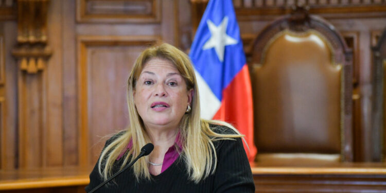 Desmantelan vivienda de Ángela Vivanco en investigación relacionada con tráfico de influencias.