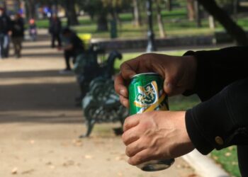 Un estudio de Senda muestra una disminución en el consumo de alcohol y marihuana entre estudiantes universitarios.