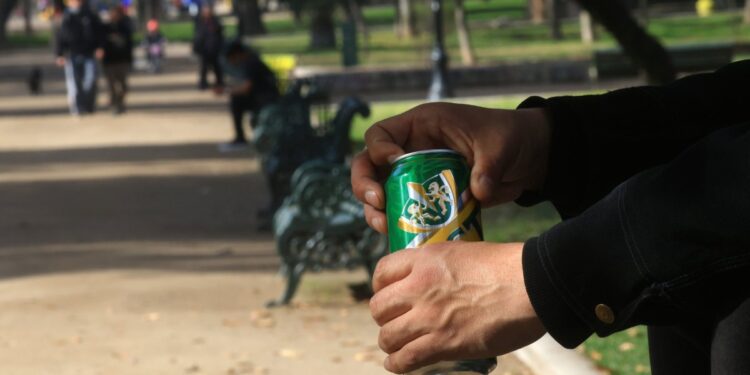 Un estudio de Senda muestra una disminución en el consumo de alcohol y marihuana entre estudiantes universitarios.