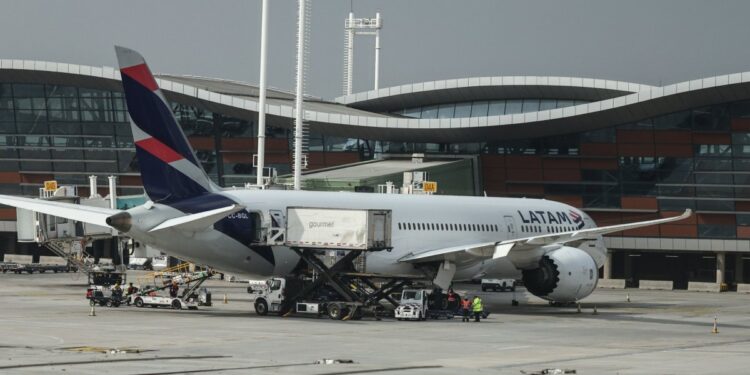Latam incorpora más cancelaciones debido a la huelga de pilotos, y la tensión laboral persiste.