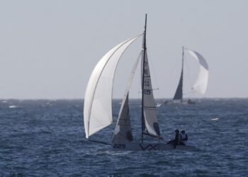 Valparaíso renueva su conexión con el mar en una gran regata familiar en el Muelle Barón.