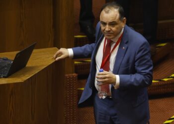 Senado aprueba la acusación constitucional contra el ministro Antonio Ulloa: el diputado Manouchehri alerta sobre una «estrategia» para protegerlo.