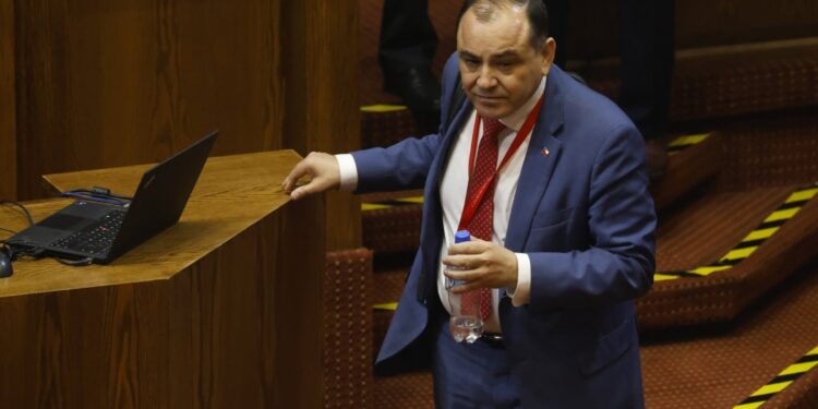 Senado aprueba la acusación constitucional contra el ministro Antonio Ulloa: el diputado Manouchehri alerta sobre una «estrategia» para protegerlo.