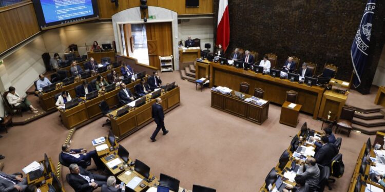 El Senado aprueba el proyecto que restablece el feriado bancario del 31 de diciembre y lo envía a la Cámara de Diputados.