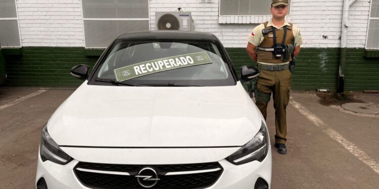 Capturan en San Bernardo a dos delincuentes por el robo de un automóvil: uno de ellos es un menor de 15 años con seis detenciones previas.