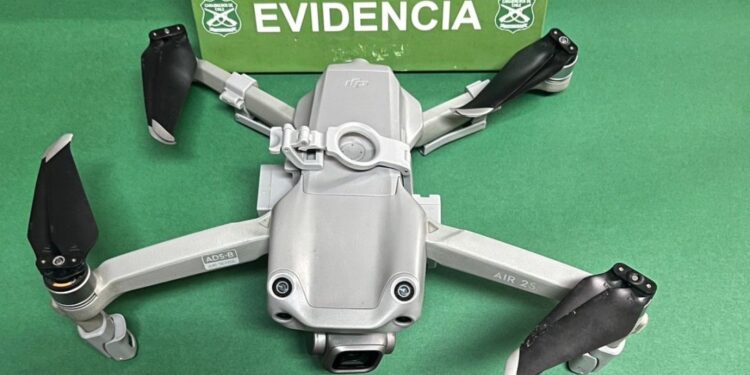 Detenido un hombre que intentaba introducir celulares y droga en la cárcel de Osorno mediante un dron.
