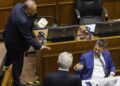 Conflicto en el Senado: El diputado Manouchehri tildó de «corrupto» al senador Espinoza durante la acusación constitucional contra el juez Ulloa.
