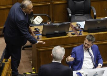 Conflicto en el Senado: El diputado Manouchehri tildó de «corrupto» al senador Espinoza durante la acusación constitucional contra el juez Ulloa.