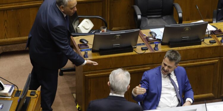 Conflicto en el Senado: El diputado Manouchehri tildó de «corrupto» al senador Espinoza durante la acusación constitucional contra el juez Ulloa.