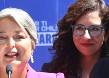 Jara evalúa el último sondeo de la UDD mientras su equipo intensifica su campaña hacia la segunda vuelta.