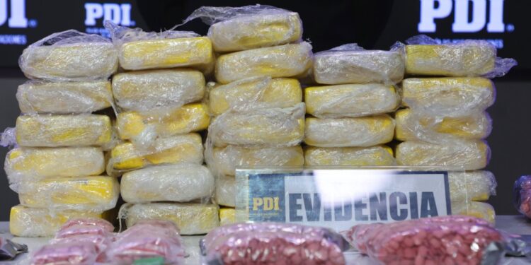 Desmantelan organización narcotraficante de chilenos y colombianos, incautando 33 kilos de cocaína y 14,000 pastillas de éxtasis.