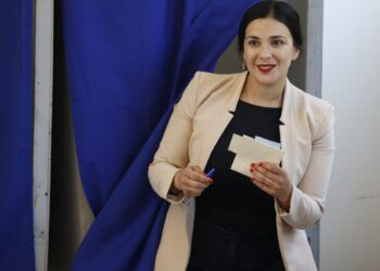 Karol Cariola votó en Viña junto al gobernador Mundaca: «Buscamos formar un equipo»