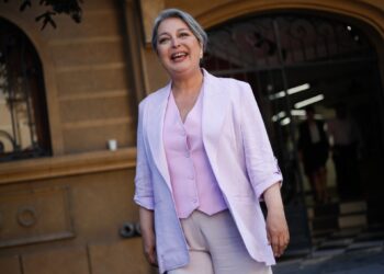 Jeannette Jara sobre la decisión de José Antonio Kast de no participar en debates: «Quien se esconde tiene algo que esconder.»