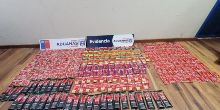 Hallan cerca de 5 kilos de pasta base ocultos en sobres de jugo en polvo, café y ají en Ollagüe.
