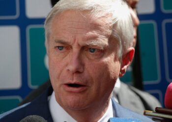 Kast establece un ultimátum de 102 días para extranjeros irregulares y avisa sobre posibles expulsiones antes de la segunda vuelta.