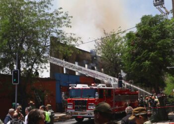 Incendio impactó cités y comercios en Santiago: 340 personas evacuadas de un colegio.