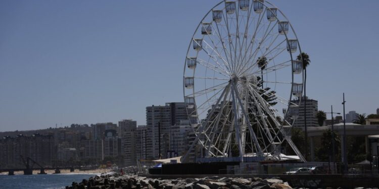 Iniciaron las labores de instalación de la «Gran Rueda» en la Avenida Perú de Viña del Mar.