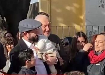 Presidente Gabriel Boric se presenta a votar en su localidad junto a su hija.