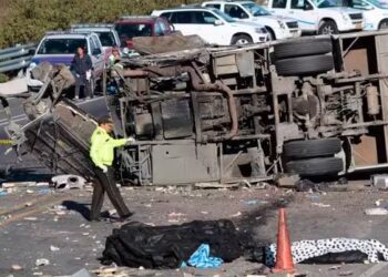 Al menos 10 fallecidos y 16 heridos por el vuelco de un autobús en Ecuador.