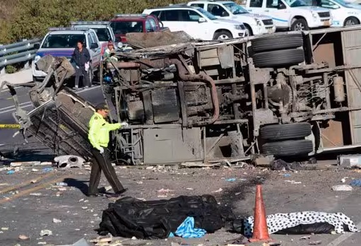Al menos 10 fallecidos y 16 heridos por el vuelco de un autobús en Ecuador.