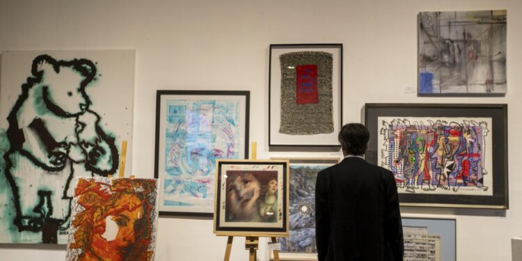 47 artistas chilenos ponen a la venta sus obras en beneficio de la Teletón en la Sala de Arte CCU.