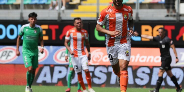 Cobresal derrota a Audax y sorprende a Colo Colo.