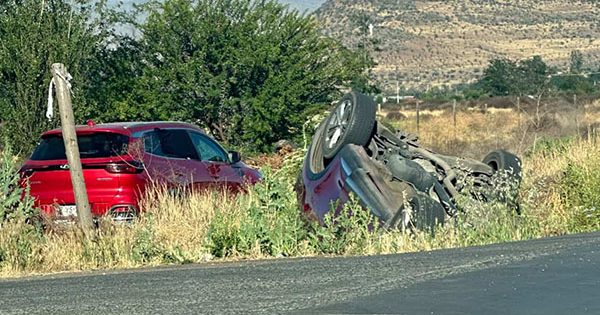 [COLINA] Choque múltiple deja un auto volcado en Santa Elena.