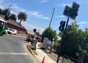 Se habilita un nuevo semáforo en Las Coloradas para reforzar la seguridad vial del sector rural.
