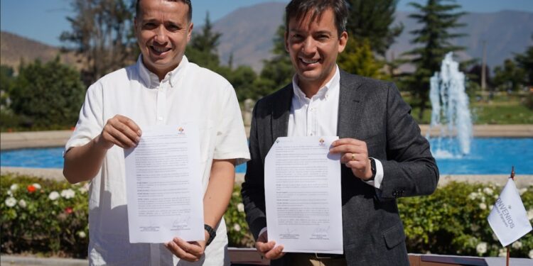 Grupo Nuestros Parques y la Municipalidad de Pudahuel sellan un acuerdo.