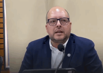 Críticas hacia el concejal Mauricio Zeballos por su nueva abstención en la votación decisiva del PADEM 2026.