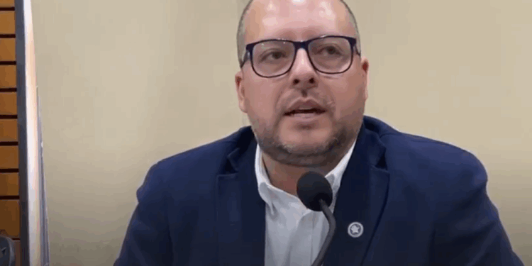 Críticas hacia el concejal Mauricio Zeballos por su nueva abstención en la votación decisiva del PADEM 2026.