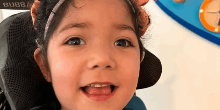 Familia de Los Niches busca apoyo financiero para el tratamiento de su hija, quien presenta serias secuelas debido a una peritonitis.