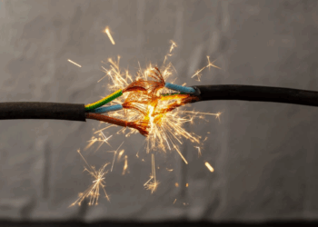 Hombre sufre severas quemaduras por explosión eléctrica en Talca mientras intentaba robar cables de cobre.