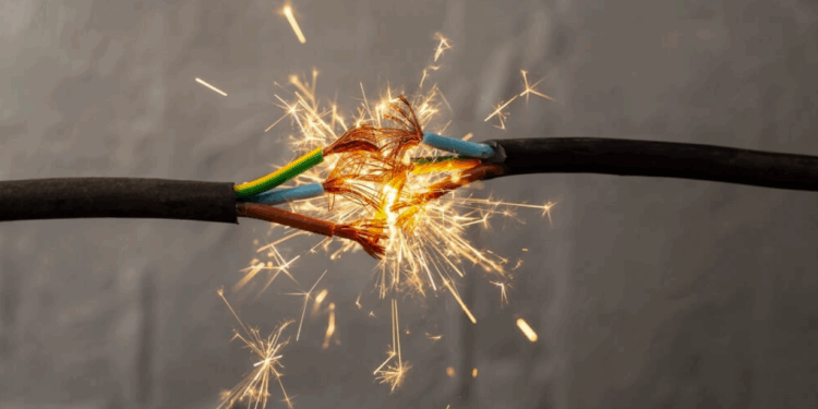 Hombre sufre severas quemaduras por explosión eléctrica en Talca mientras intentaba robar cables de cobre.