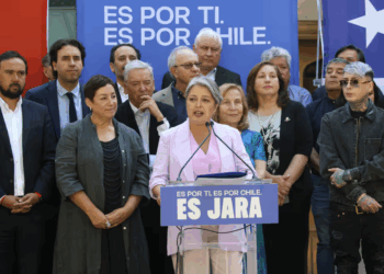 Jara reorganiza su equipo tras la partida de su jefe estratégico: uno de sus embajadores estuvo menos de cinco horas en el cargo.