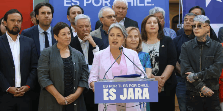 Jara reorganiza su equipo tras la partida de su jefe estratégico: uno de sus embajadores estuvo menos de cinco horas en el cargo.