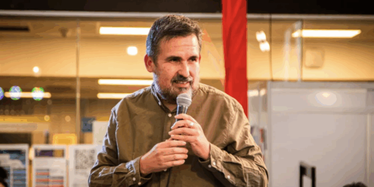 Jara pide la dimisión del coordinador estratégico del comando por sus comentarios sobre el PDG y la hermana de Parisi.