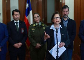 Gobierno presenta plan para prever delitos en menores de edad usando un modelo predictivo.