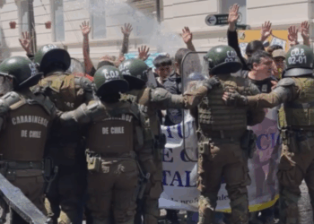 Fiscalía de Talca imputa a tres estudiantes por el uso de bengalas y agresiones a una carabinera durante la manifestación contra el PADEM 2026.