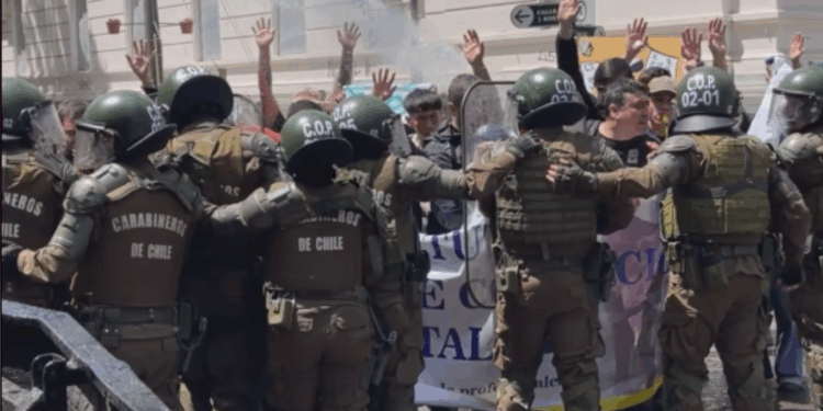 Fiscalía de Talca imputa a tres estudiantes por el uso de bengalas y agresiones a una carabinera durante la manifestación contra el PADEM 2026.