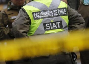 Linares: dos heridos en accidente que destrozó un poste y una cerca comercial.