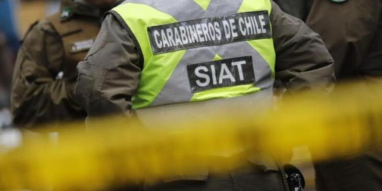 Linares: dos heridos en accidente que destrozó un poste y una cerca comercial.