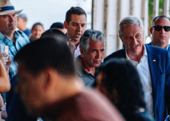 ¡Fuera! Gritos de apoyo y rechazo marcaron la visita de Kast en Barrio Franklin.