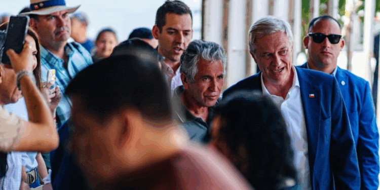 ¡Fuera! Gritos de apoyo y rechazo marcaron la visita de Kast en Barrio Franklin.