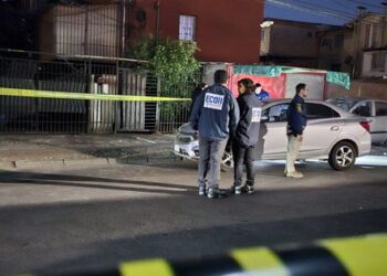Mujer es asesinada a balazos dentro de un auto en Quilicura.
