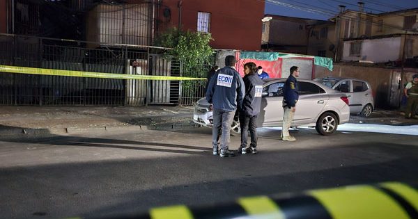 Mujer es asesinada a balazos dentro de un auto en Quilicura.