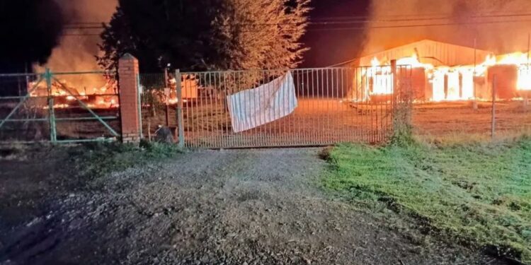 Ministro de Seguridad Pública se desplaza a La Araucanía tras serie de atentados incendiarios.